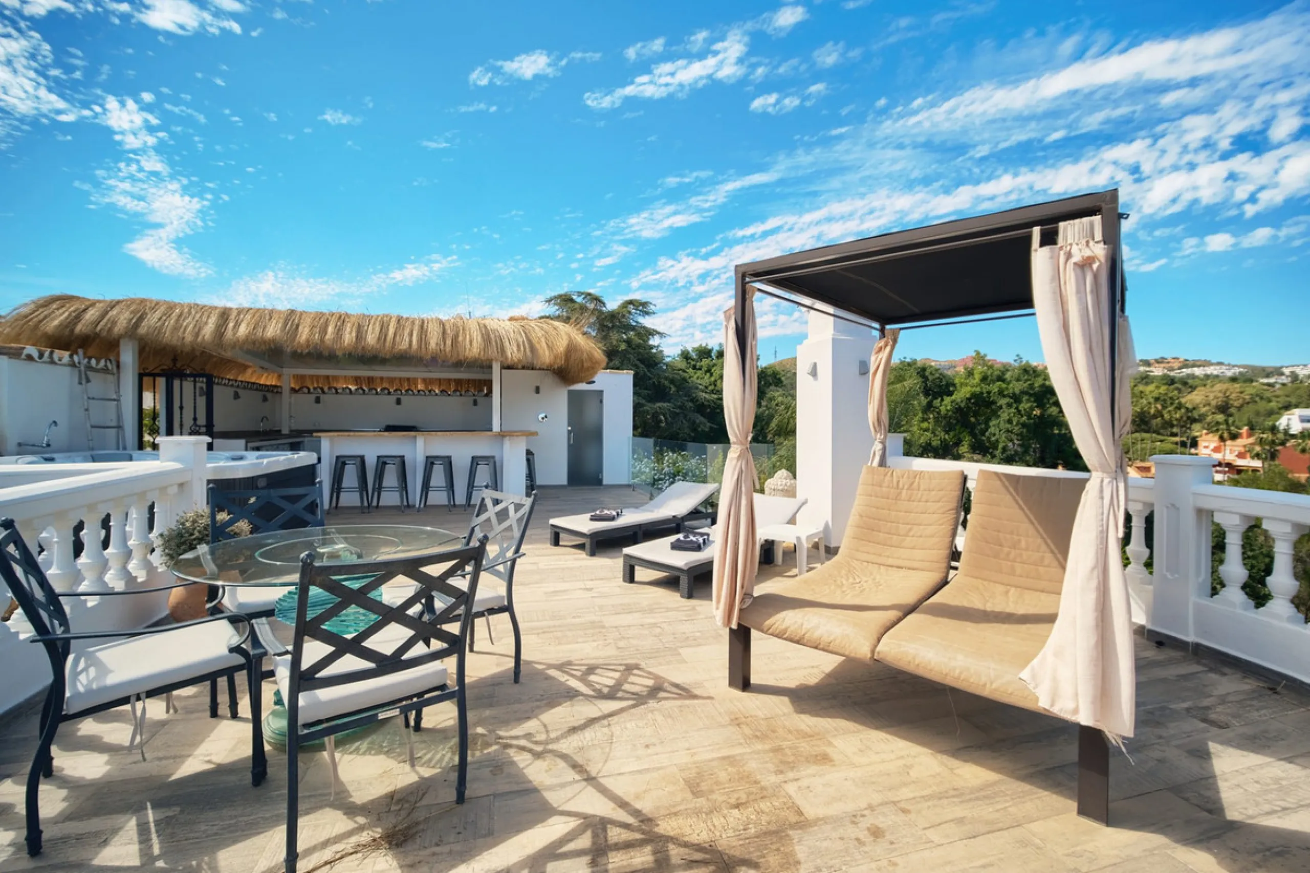 Villa for sale in , Mijas Costa with 4 bedrooms, 4 bathrooms, 4 en suite bathrooms, 1 toilet and with orientation south, with private swimming pool, private garage (2 parking spaces) and private garden. Regarding property dimensions, it has 220 m² built, 