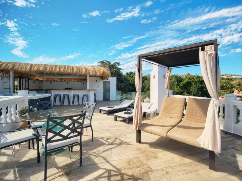 Villa for sale in , Mijas Costa with 4 bedrooms, 4 bathrooms, 4 en suite bathrooms, 1 toilet and with orientation south, with private swimming pool, private garage (2 parking spaces) and private garden. Regarding property dimensions, it has 220 m² built, 