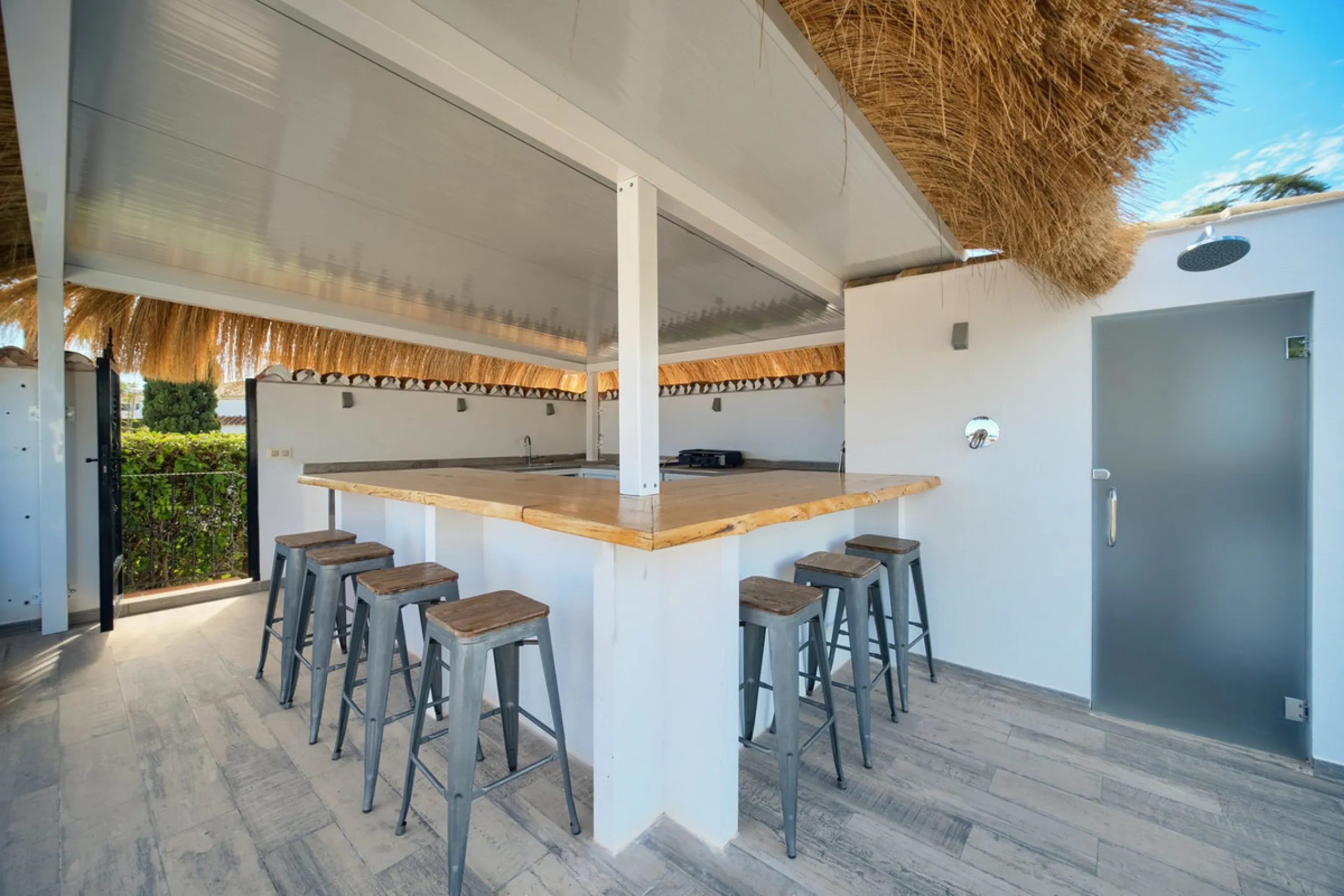 Villa for sale in , Mijas Costa with 4 bedrooms, 4 bathrooms, 4 en suite bathrooms, 1 toilet and with orientation south, with private swimming pool, private garage (2 parking spaces) and private garden. Regarding property dimensions, it has 220 m² built, 