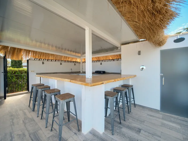 Villa for sale in , Mijas Costa with 4 bedrooms, 4 bathrooms, 4 en suite bathrooms, 1 toilet and with orientation south, with private swimming pool, private garage (2 parking spaces) and private garden. Regarding property dimensions, it has 220 m² built, 