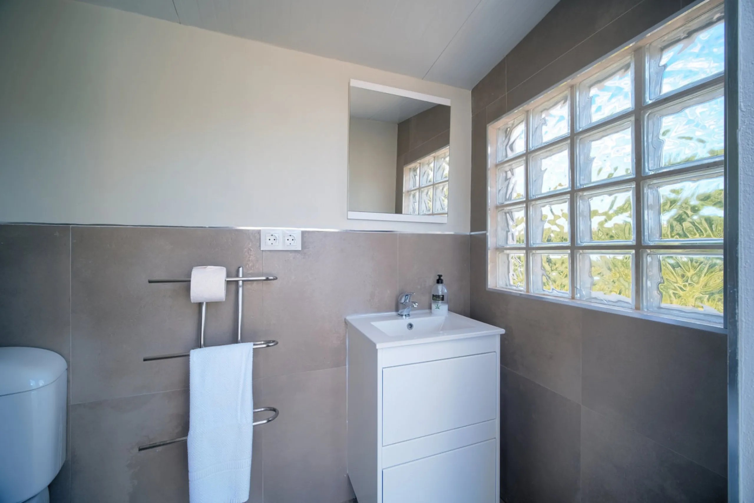 Villa for sale in , Mijas Costa with 4 bedrooms, 4 bathrooms, 4 en suite bathrooms, 1 toilet and with orientation south, with private swimming pool, private garage (2 parking spaces) and private garden. Regarding property dimensions, it has 220 m² built, 
