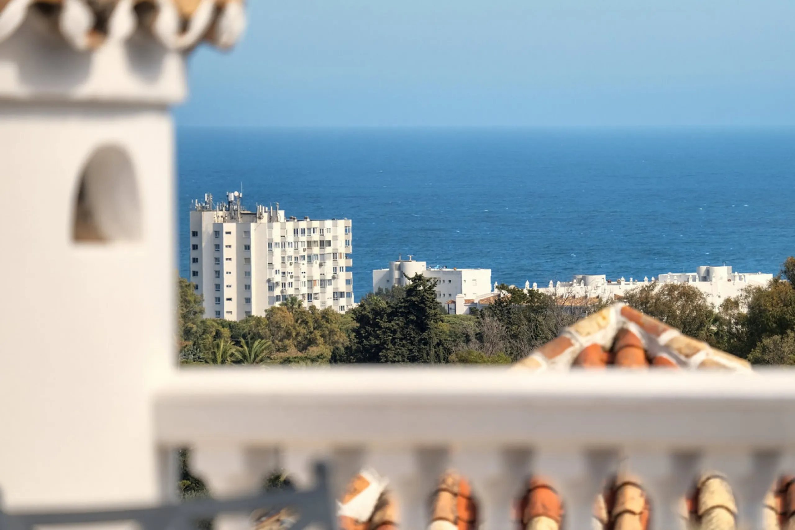 Villa for sale in , Mijas Costa with 4 bedrooms, 4 bathrooms, 4 en suite bathrooms, 1 toilet and with orientation south, with private swimming pool, private garage (2 parking spaces) and private garden. Regarding property dimensions, it has 220 m² built, 
