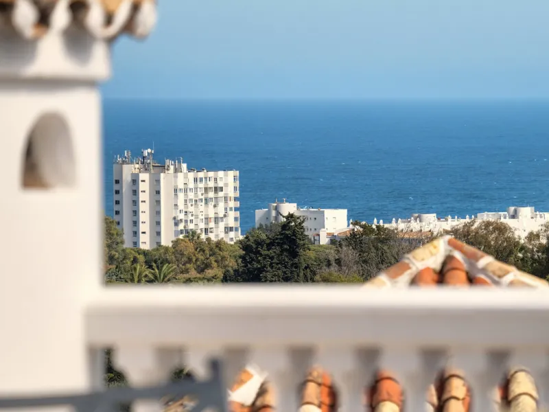 Villa for sale in , Mijas Costa with 4 bedrooms, 4 bathrooms, 4 en suite bathrooms, 1 toilet and with orientation south, with private swimming pool, private garage (2 parking spaces) and private garden. Regarding property dimensions, it has 220 m² built, 
