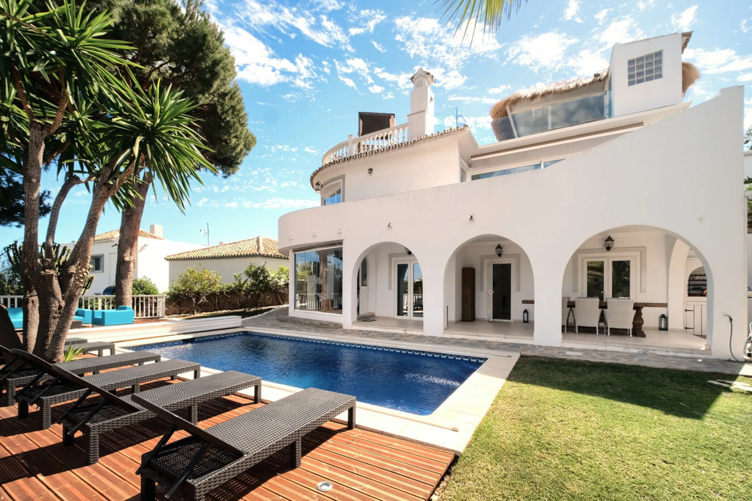Villa for sale in , Mijas Costa with 4 bedrooms, 4 bathrooms, 4 en suite bathrooms, 1 toilet and with orientation south, with private swimming pool, private garage (2 parking spaces) and private garden. Regarding property dimensions, it has 220 m² built, 