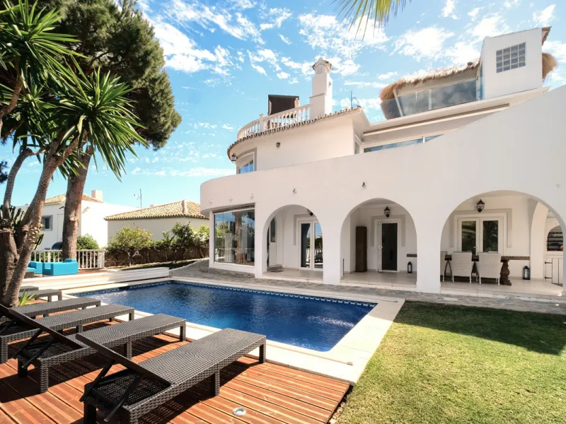 Villa for sale in , Mijas Costa with 4 bedrooms, 4 bathrooms, 4 en suite bathrooms, 1 toilet and with orientation south, with private swimming pool, private garage (2 parking spaces) and private garden. Regarding property dimensions, it has 220 m² built, 