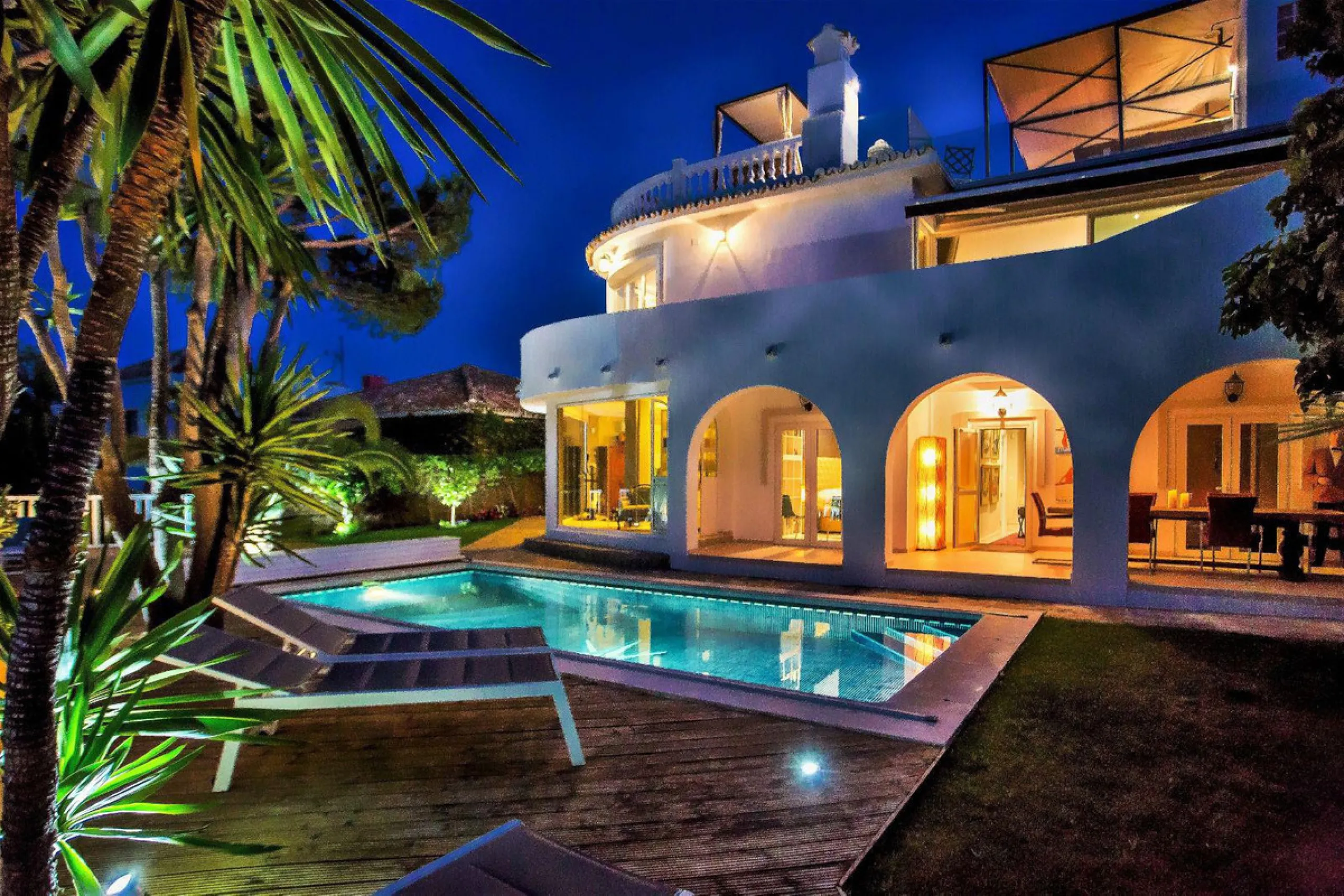 Villa for sale in , Mijas Costa with 4 bedrooms, 4 bathrooms, 4 en suite bathrooms, 1 toilet and with orientation south, with private swimming pool, private garage (2 parking spaces) and private garden. Regarding property dimensions, it has 220 m² built, 