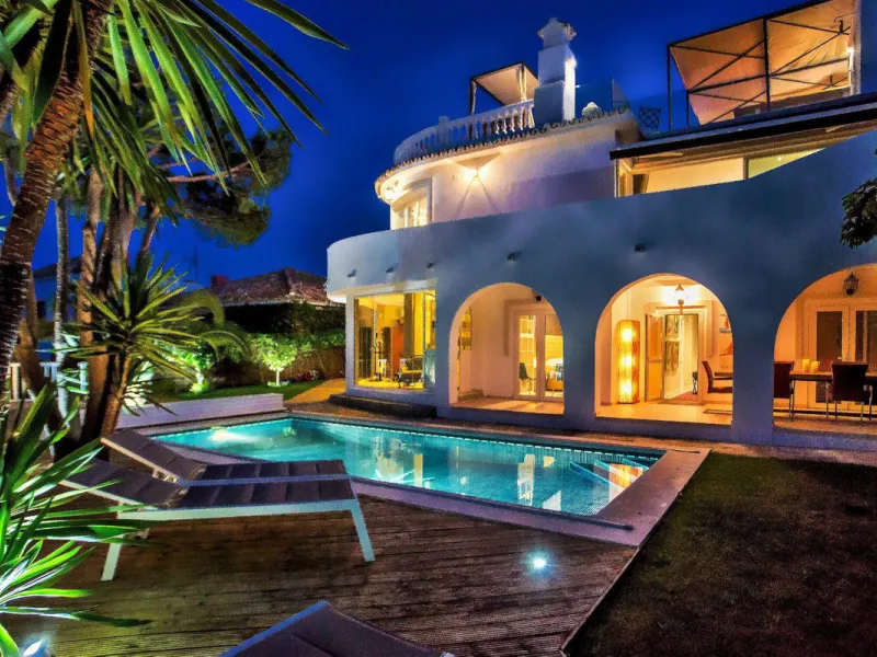 Villa for sale in , Mijas Costa with 4 bedrooms, 4 bathrooms, 4 en suite bathrooms, 1 toilet and with orientation south, with private swimming pool, private garage (2 parking spaces) and private garden. Regarding property dimensions, it has 220 m² built, 