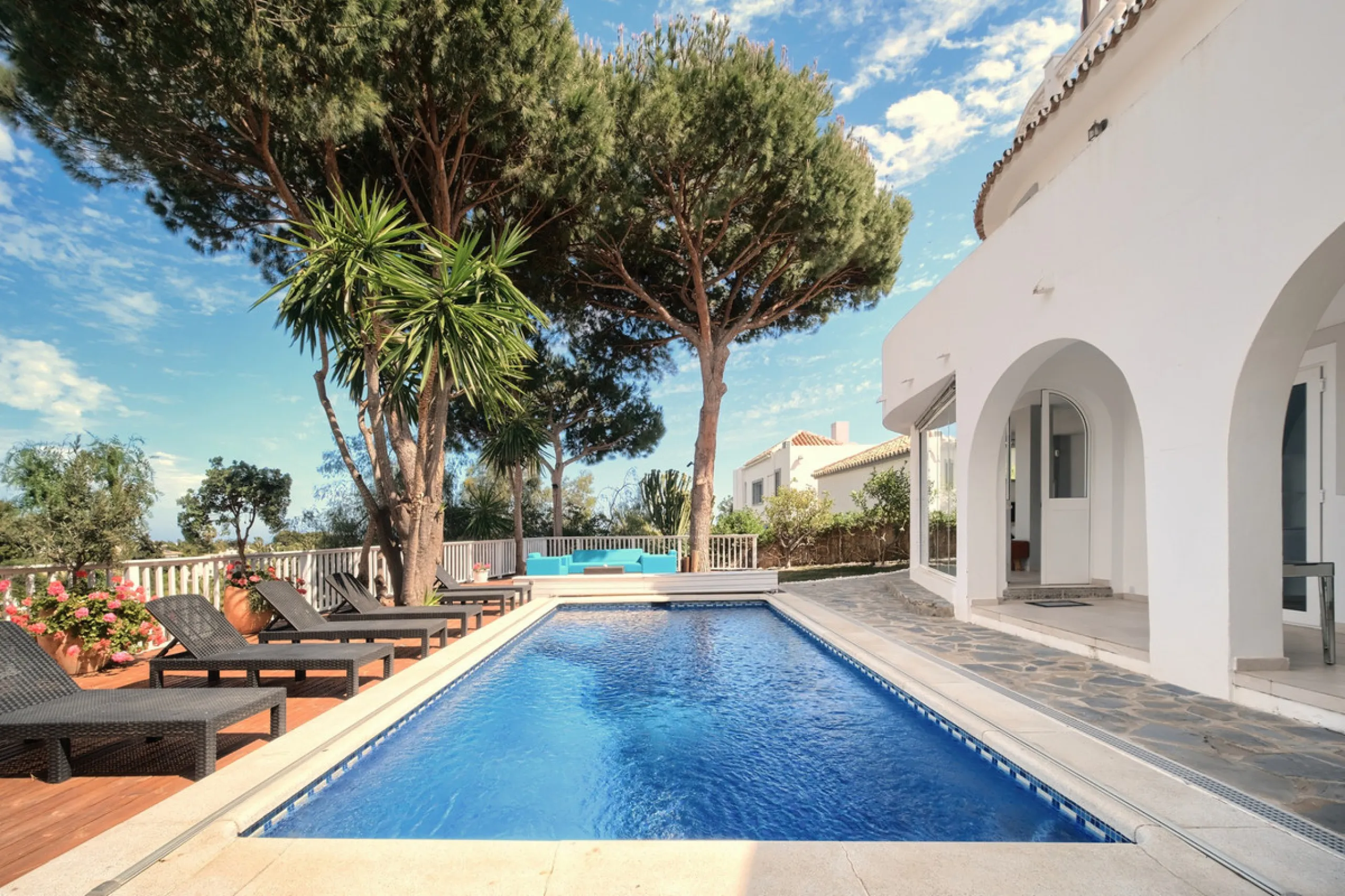 Villa for sale in , Mijas Costa with 4 bedrooms, 4 bathrooms, 4 en suite bathrooms, 1 toilet and with orientation south, with private swimming pool, private garage (2 parking spaces) and private garden. Regarding property dimensions, it has 220 m² built, 