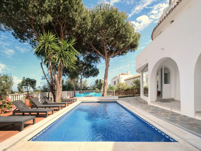 Villa for sale in , Mijas Costa with 4 bedrooms, 4 bathrooms, 4 en suite bathrooms, 1 toilet and with orientation south, with private swimming pool, private garage (2 parking spaces) and private garden. Regarding property dimensions, it has 220 m² built, 