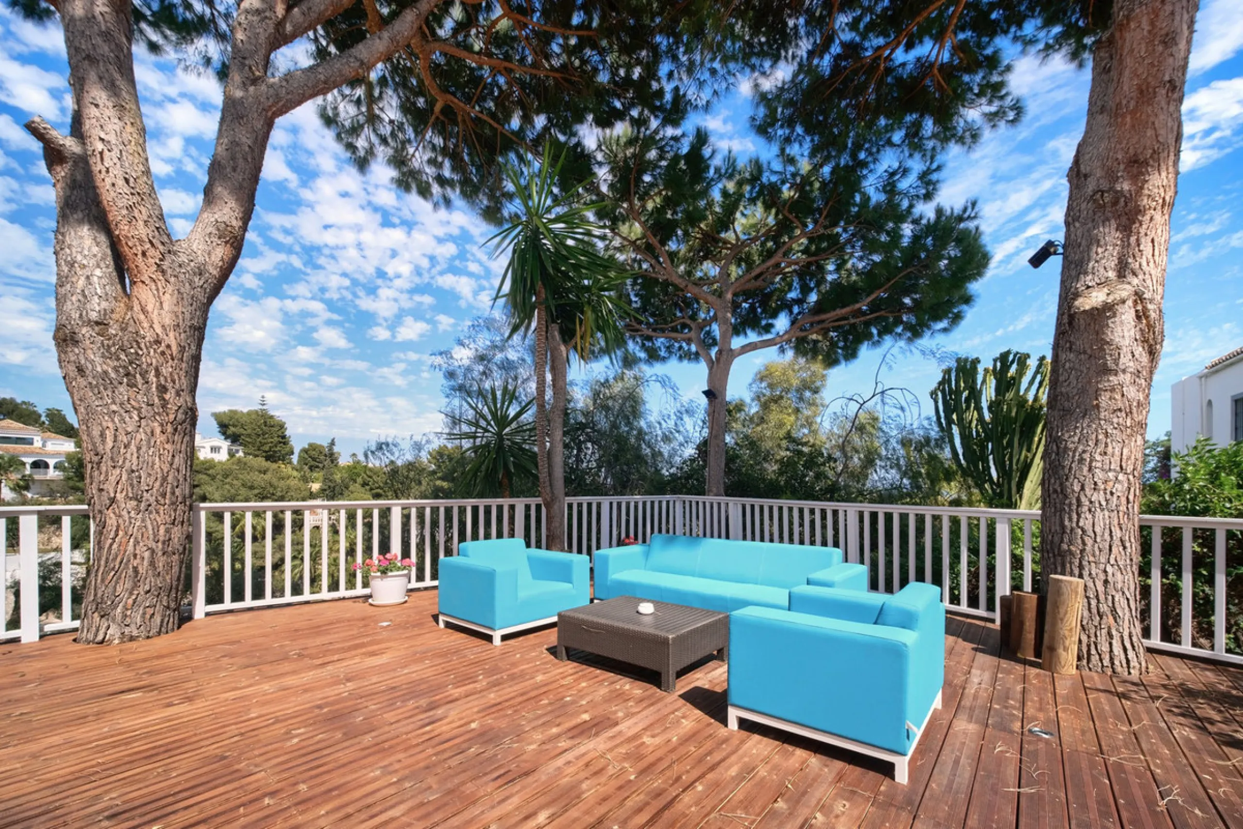 Villa for sale in , Mijas Costa with 4 bedrooms, 4 bathrooms, 4 en suite bathrooms, 1 toilet and with orientation south, with private swimming pool, private garage (2 parking spaces) and private garden. Regarding property dimensions, it has 220 m² built, 