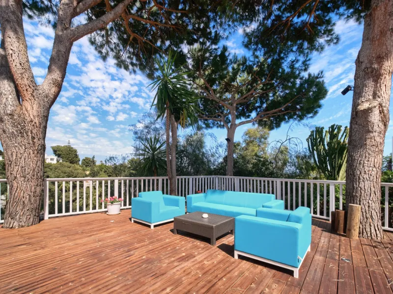 Villa for sale in , Mijas Costa with 4 bedrooms, 4 bathrooms, 4 en suite bathrooms, 1 toilet and with orientation south, with private swimming pool, private garage (2 parking spaces) and private garden. Regarding property dimensions, it has 220 m² built, 