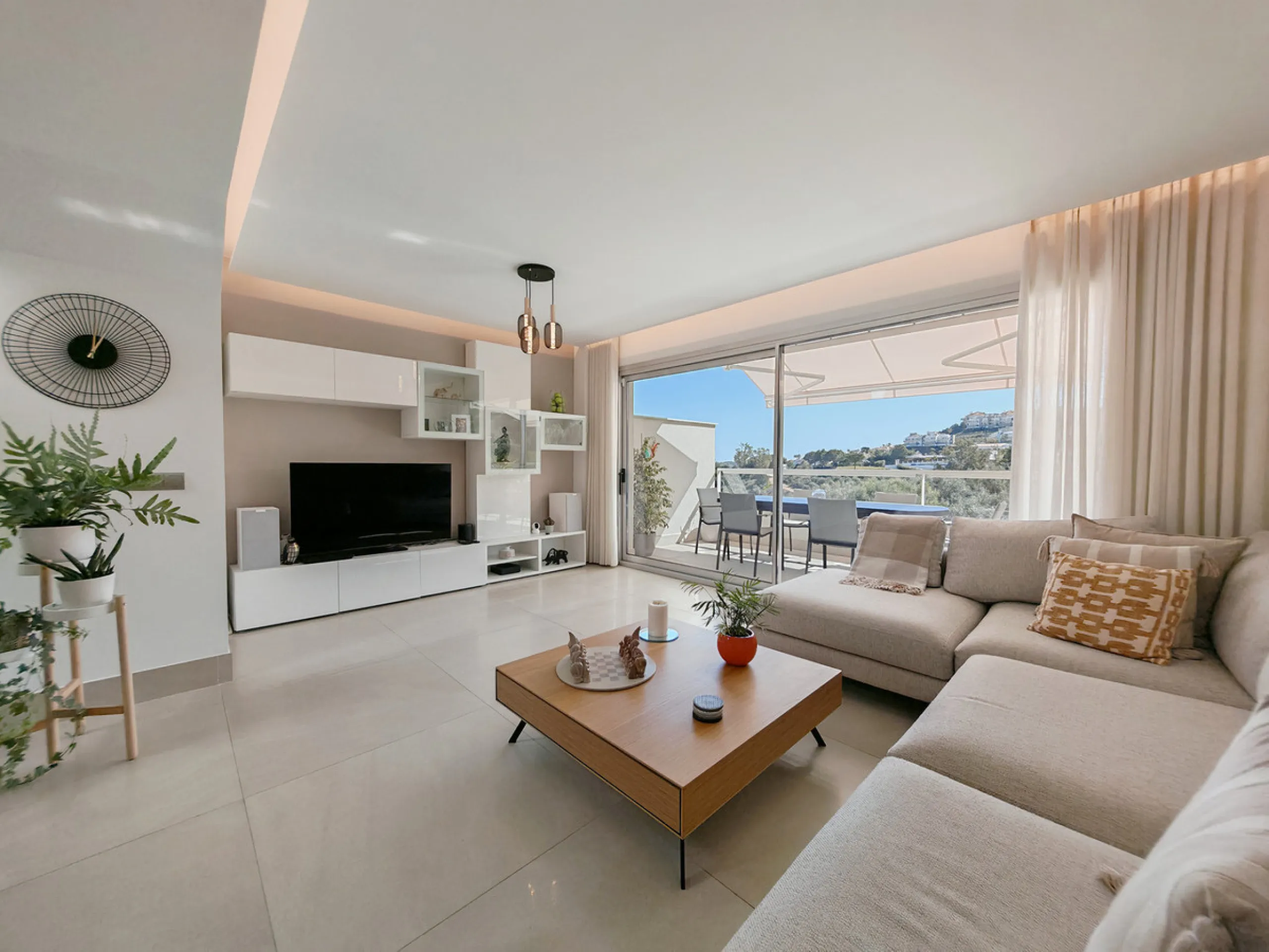 Penthouse for sale in , Mijas Costa with 3 bedrooms, 2 bathrooms, 1 on suite bathroom and with orientation south, with communal swimming pool, private garage (2 parking spaces) and communal garden. Regarding property dimensions, it has 102 m² built and 37
