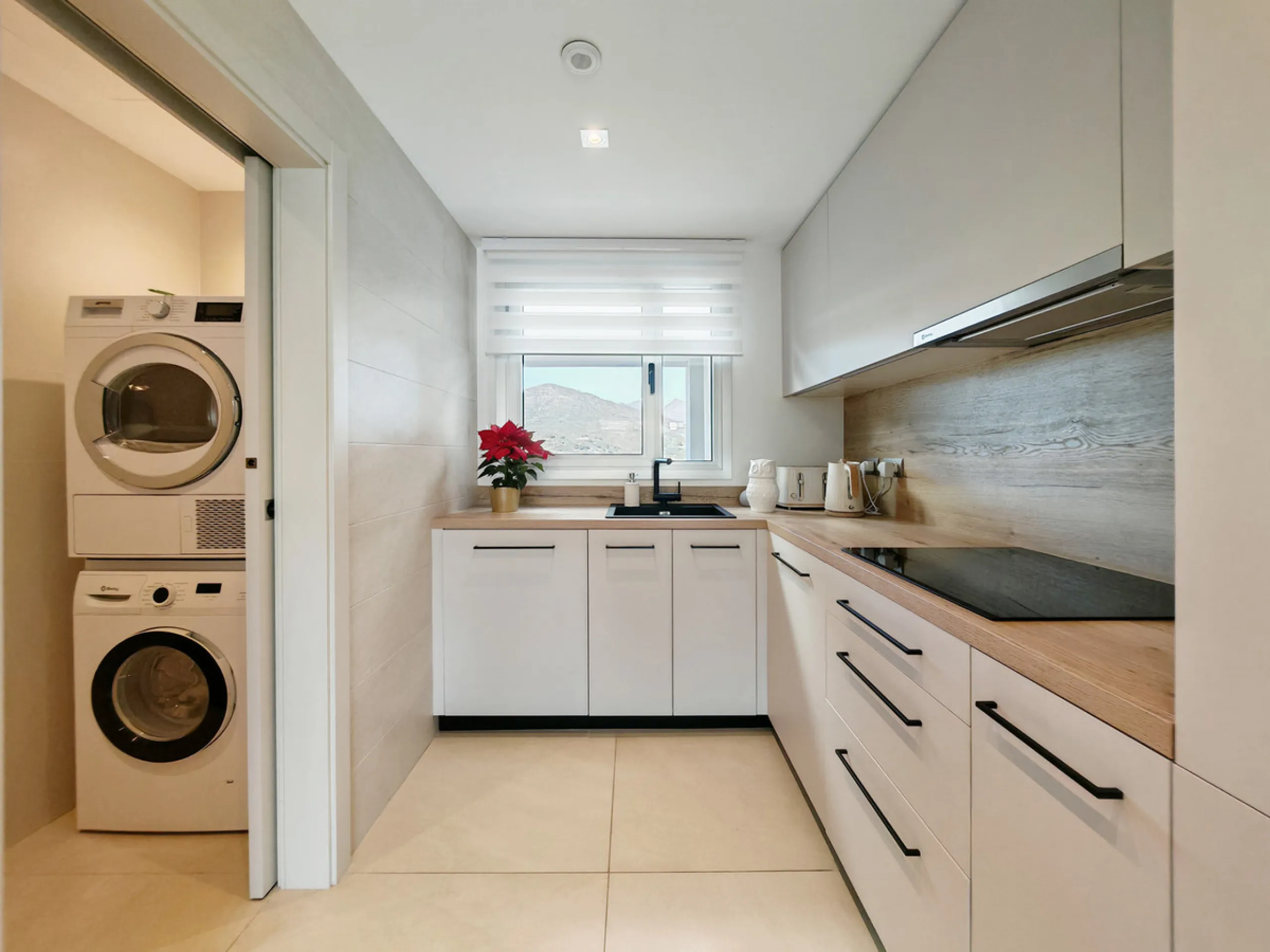Penthouse for sale in , Mijas Costa with 3 bedrooms, 2 bathrooms, 1 on suite bathroom and with orientation south, with communal swimming pool, private garage (2 parking spaces) and communal garden. Regarding property dimensions, it has 102 m² built and 37