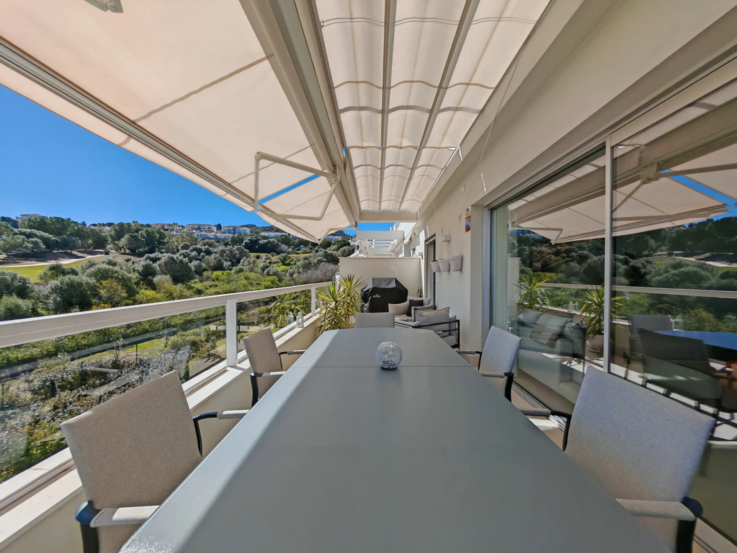 Penthouse for sale in , Mijas Costa with 3 bedrooms, 2 bathrooms, 1 on suite bathroom and with orientation south, with communal swimming pool, private garage (2 parking spaces) and communal garden. Regarding property dimensions, it has 102 m² built and 37
