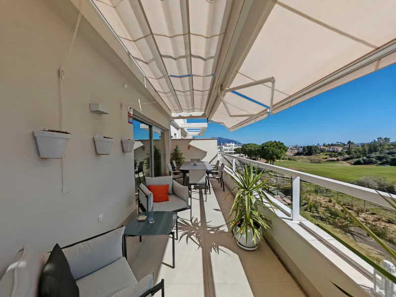 Penthouse for sale in , Mijas Costa with 3 bedrooms, 2 bathrooms, 1 on suite bathroom and with orientation south, with communal swimming pool, private garage (2 parking spaces) and communal garden. Regarding property dimensions, it has 102 m² built and 37