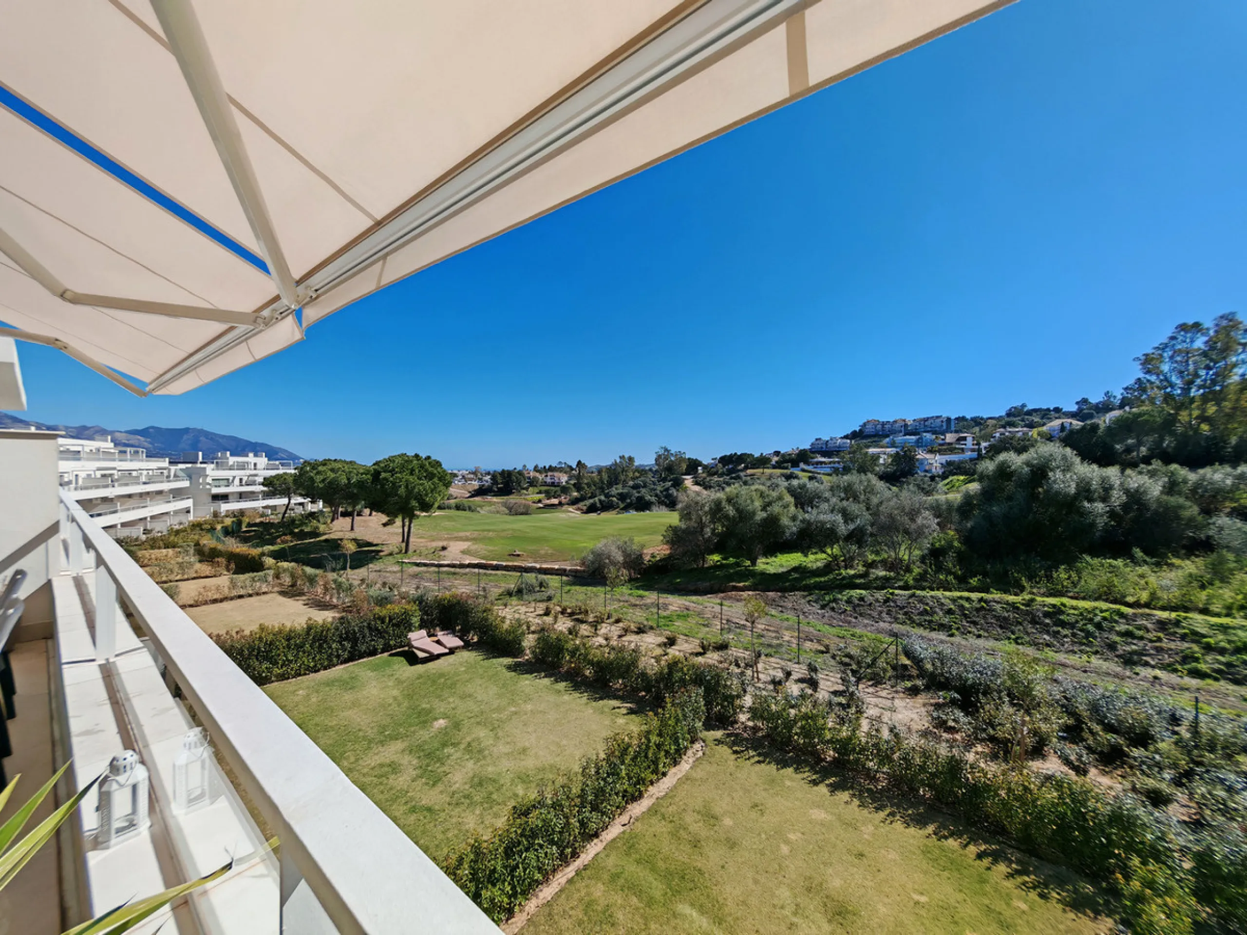 Penthouse for sale in , Mijas Costa with 3 bedrooms, 2 bathrooms, 1 on suite bathroom and with orientation south, with communal swimming pool, private garage (2 parking spaces) and communal garden. Regarding property dimensions, it has 102 m² built and 37