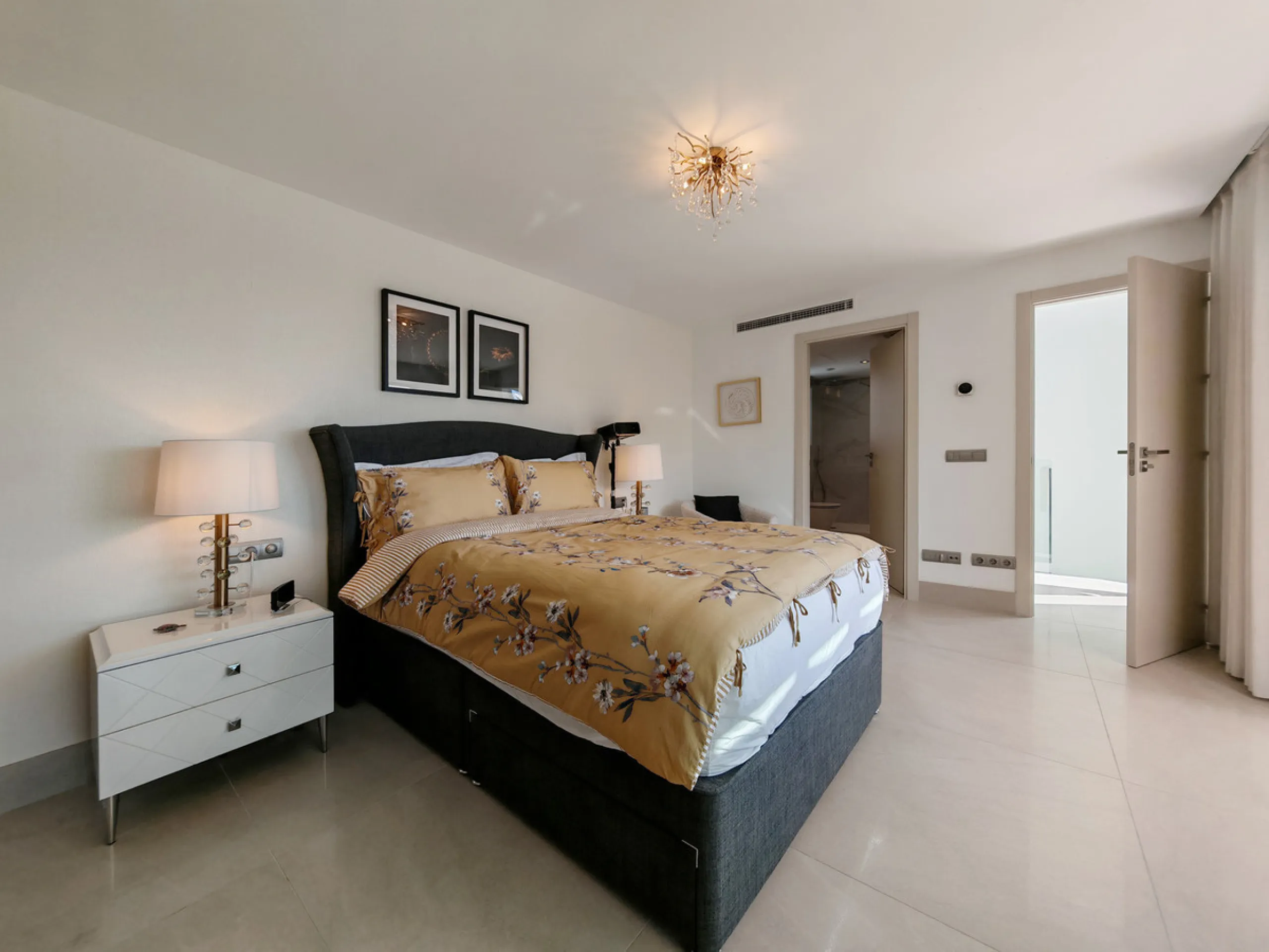 Penthouse for sale in , Mijas Costa with 3 bedrooms, 2 bathrooms, 1 on suite bathroom and with orientation south, with communal swimming pool, private garage (2 parking spaces) and communal garden. Regarding property dimensions, it has 102 m² built and 37