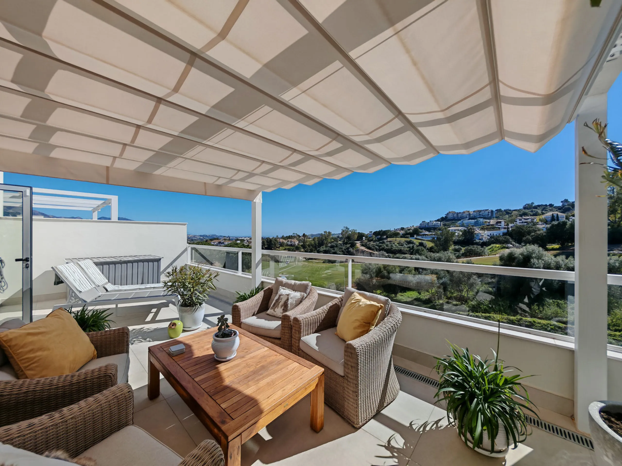 Penthouse for sale in , Mijas Costa with 3 bedrooms, 2 bathrooms, 1 on suite bathroom and with orientation south, with communal swimming pool, private garage (2 parking spaces) and communal garden. Regarding property dimensions, it has 102 m² built and 37