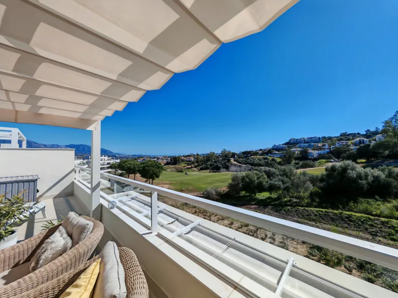 Penthouse for sale in , Mijas Costa with 3 bedrooms, 2 bathrooms, 1 on suite bathroom and with orientation south, with communal swimming pool, private garage (2 parking spaces) and communal garden. Regarding property dimensions, it has 102 m² built and 37