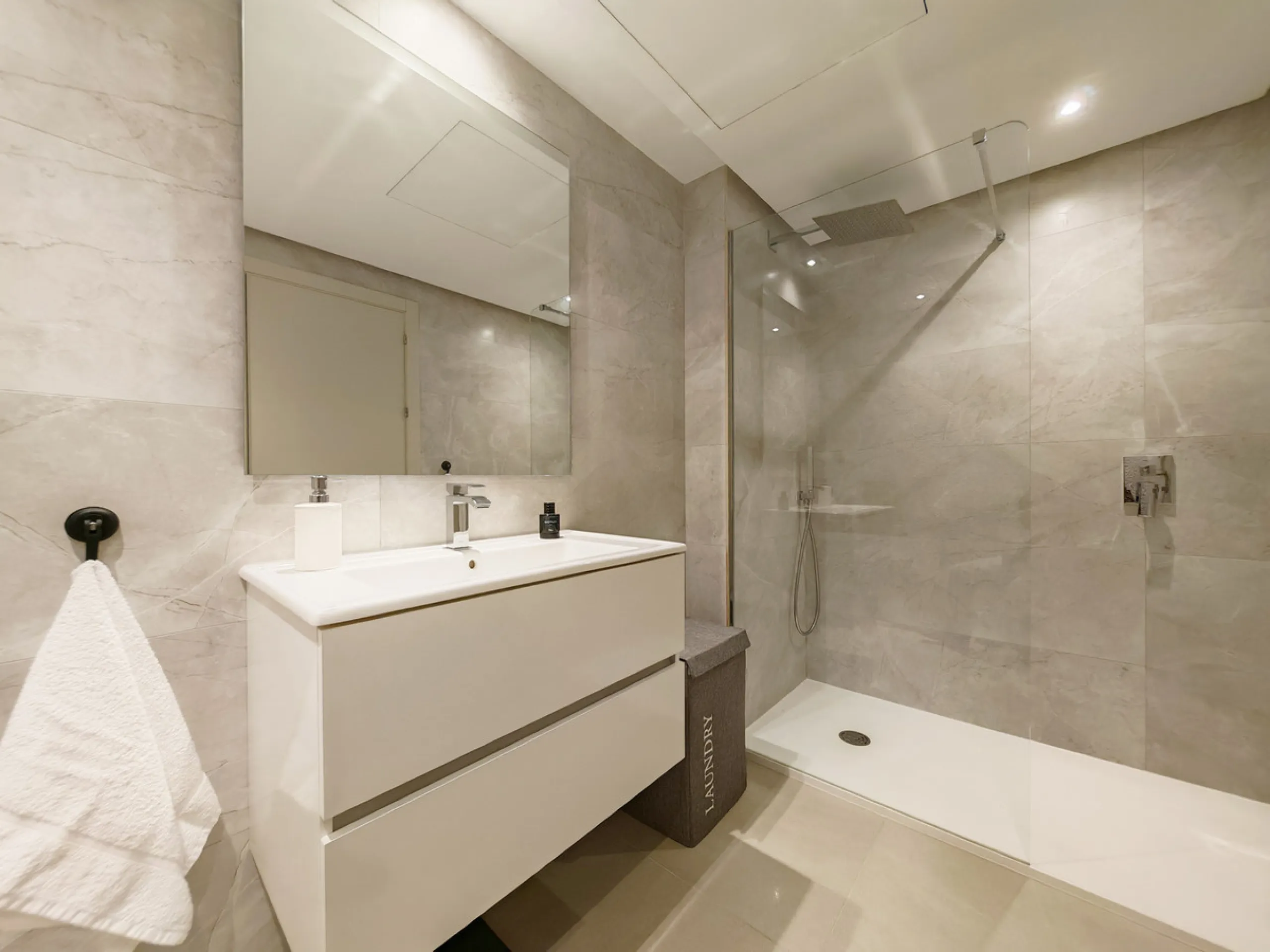 Penthouse for sale in , Mijas Costa with 3 bedrooms, 2 bathrooms, 1 on suite bathroom and with orientation south, with communal swimming pool, private garage (2 parking spaces) and communal garden. Regarding property dimensions, it has 102 m² built and 37