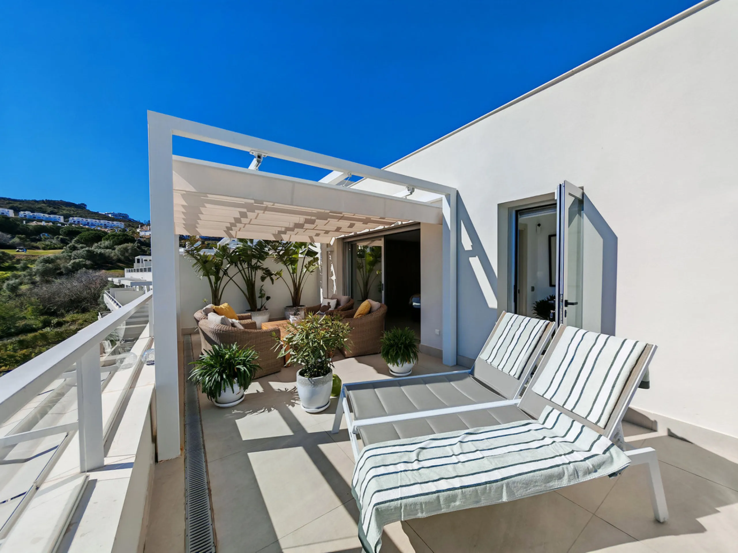 Penthouse for sale in , Mijas Costa with 3 bedrooms, 2 bathrooms, 1 on suite bathroom and with orientation south, with communal swimming pool, private garage (2 parking spaces) and communal garden. Regarding property dimensions, it has 102 m² built and 37