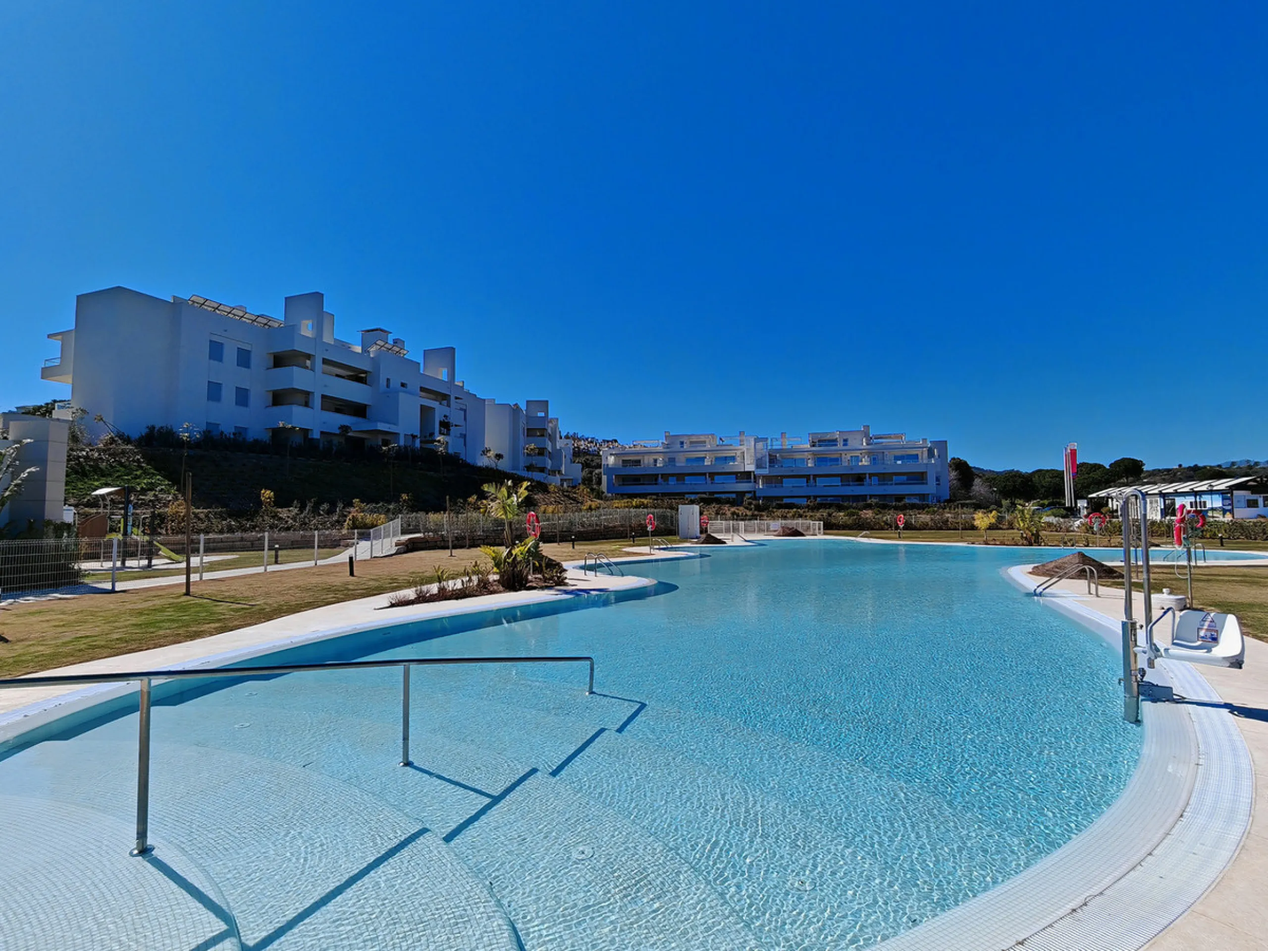 Penthouse for sale in , Mijas Costa with 3 bedrooms, 2 bathrooms, 1 on suite bathroom and with orientation south, with communal swimming pool, private garage (2 parking spaces) and communal garden. Regarding property dimensions, it has 102 m² built and 37