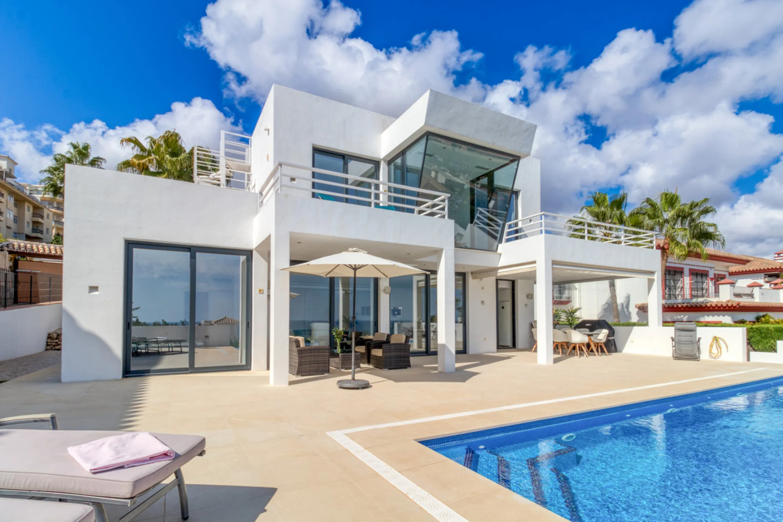 Villa for sale in , Mijas Costa with 4 bedrooms, 3 bathrooms, 1 toilet and with orientation south, with private swimming pool, private garage and private garden. Regarding property dimensions, it has 405 m² built and 963 m² plot. Has the following facilit