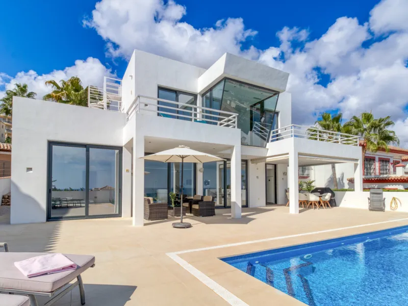 Villa for sale in , Mijas Costa with 4 bedrooms, 3 bathrooms, 1 toilet and with orientation south, with private swimming pool, private garage and private garden. Regarding property dimensions, it has 405 m² built and 963 m² plot. Has the following facilit