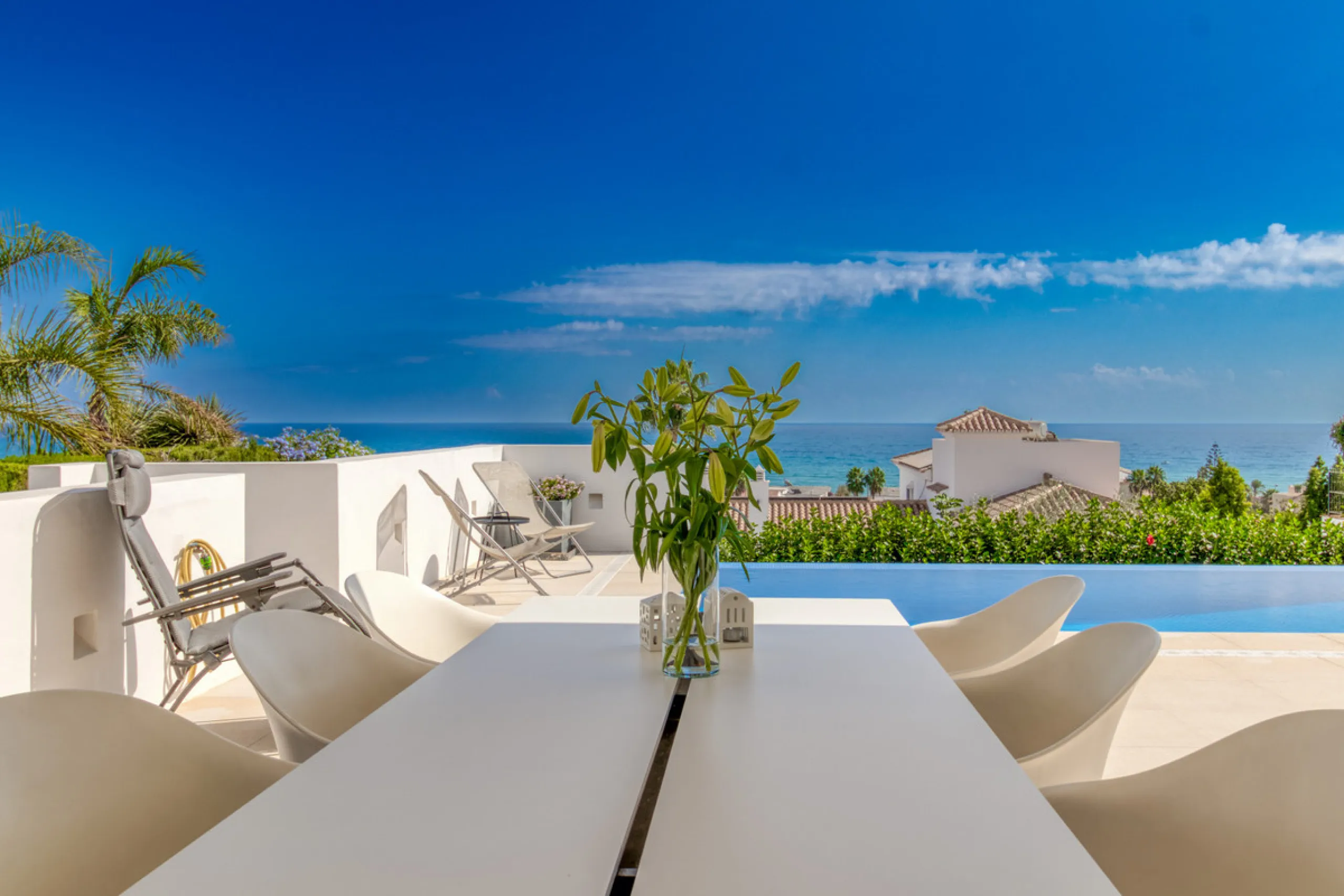 Villa for sale in , Mijas Costa with 4 bedrooms, 3 bathrooms, 1 toilet and with orientation south, with private swimming pool, private garage and private garden. Regarding property dimensions, it has 405 m² built and 963 m² plot. Has the following facilit