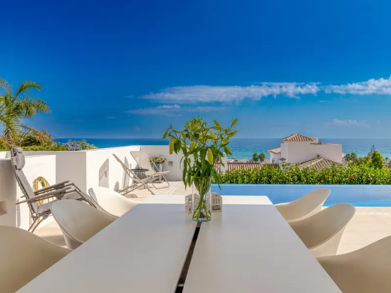 Villa for sale in , Mijas Costa with 4 bedrooms, 3 bathrooms, 1 toilet and with orientation south, with private swimming pool, private garage and private garden. Regarding property dimensions, it has 405 m² built and 963 m² plot. Has the following facilit