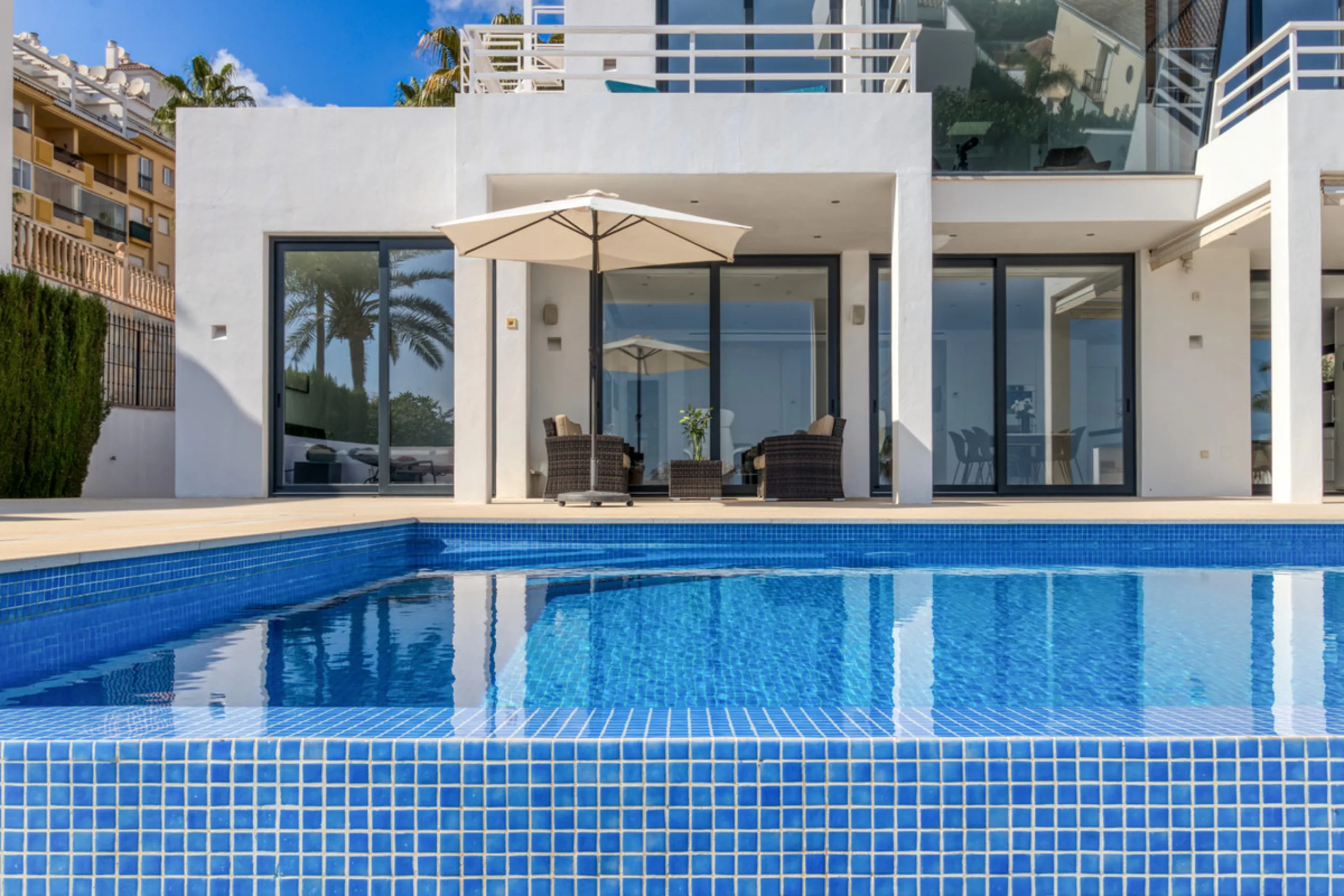 Villa for sale in , Mijas Costa with 4 bedrooms, 3 bathrooms, 1 toilet and with orientation south, with private swimming pool, private garage and private garden. Regarding property dimensions, it has 405 m² built and 963 m² plot. Has the following facilit