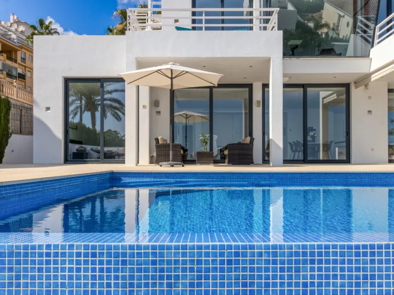 Villa for sale in , Mijas Costa with 4 bedrooms, 3 bathrooms, 1 toilet and with orientation south, with private swimming pool, private garage and private garden. Regarding property dimensions, it has 405 m² built and 963 m² plot. Has the following facilit