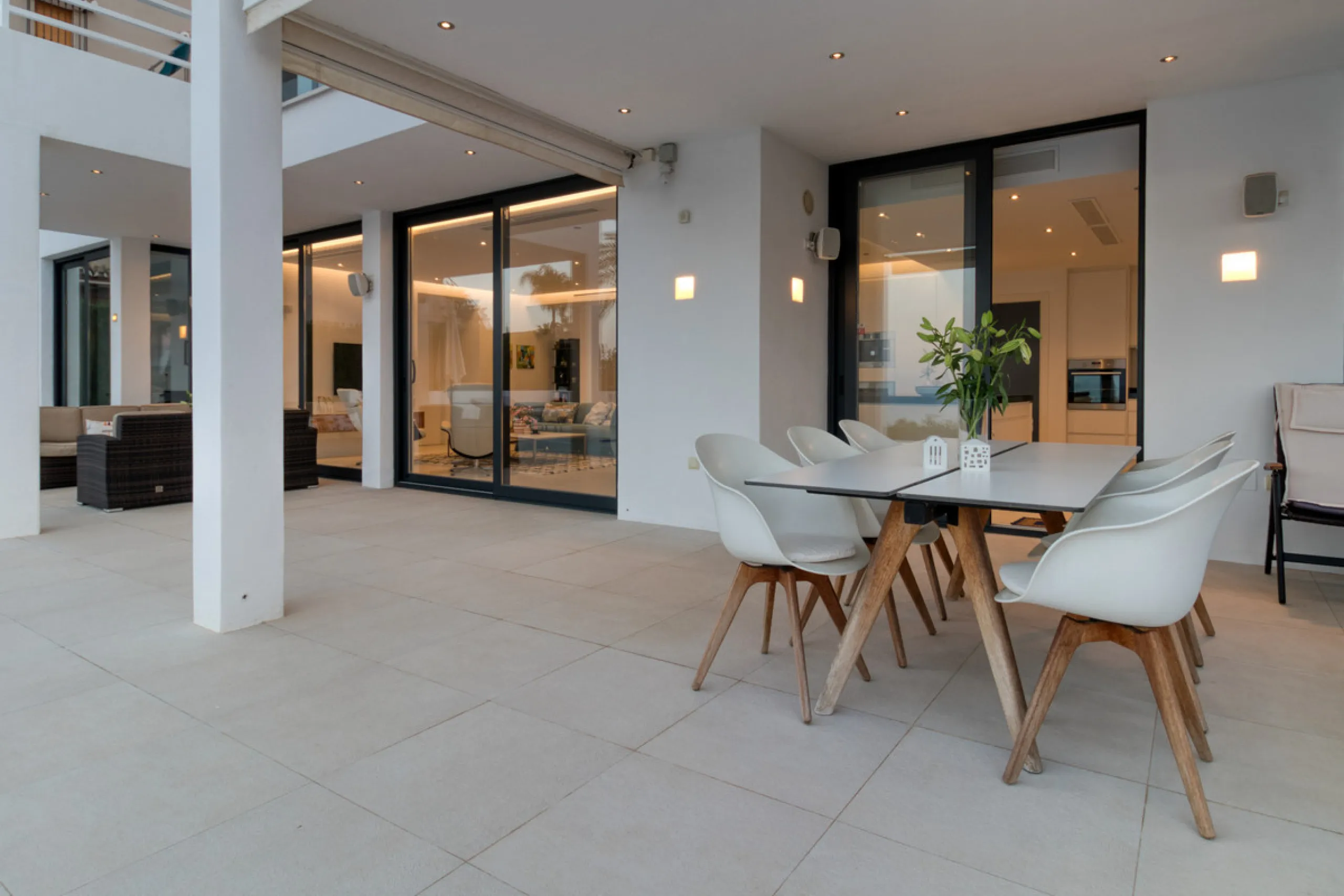 Villa for sale in , Mijas Costa with 4 bedrooms, 3 bathrooms, 1 toilet and with orientation south, with private swimming pool, private garage and private garden. Regarding property dimensions, it has 405 m² built and 963 m² plot. Has the following facilit