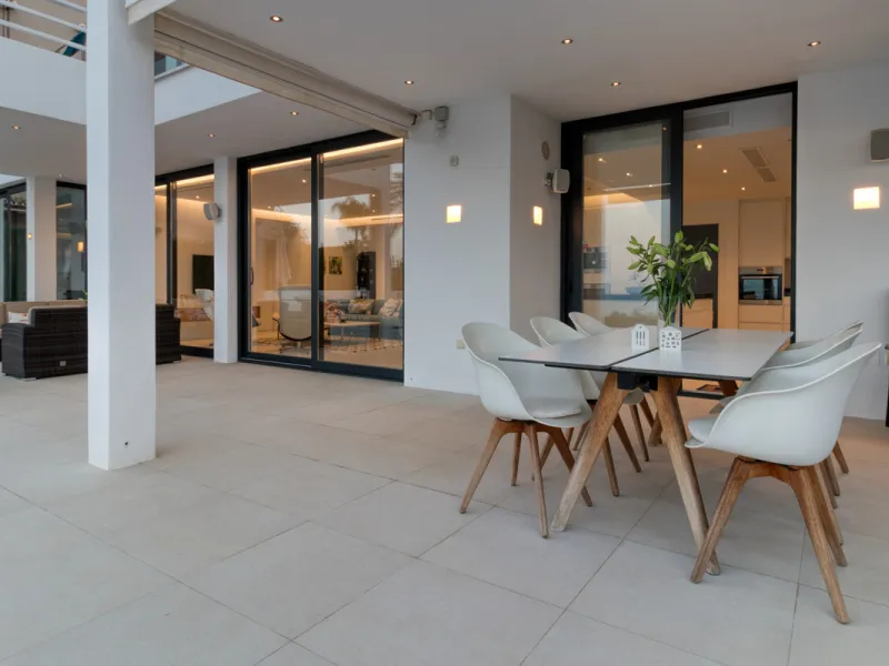 Villa for sale in , Mijas Costa with 4 bedrooms, 3 bathrooms, 1 toilet and with orientation south, with private swimming pool, private garage and private garden. Regarding property dimensions, it has 405 m² built and 963 m² plot. Has the following facilit