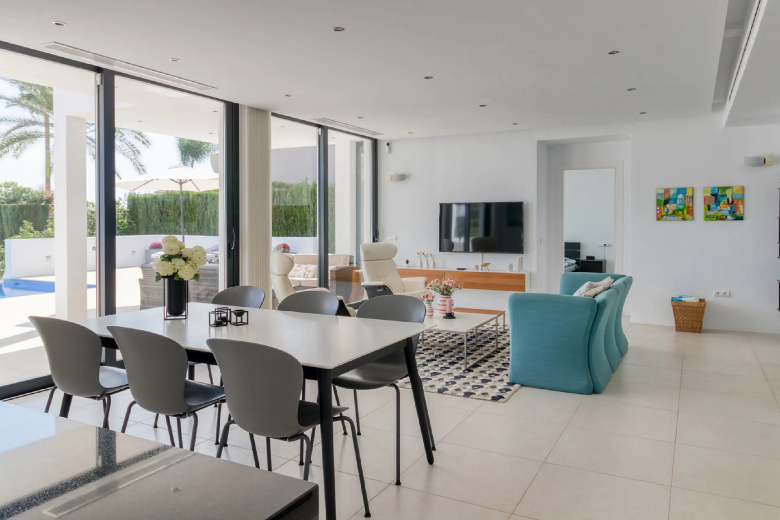 Villa for sale in , Mijas Costa with 4 bedrooms, 3 bathrooms, 1 toilet and with orientation south, with private swimming pool, private garage and private garden. Regarding property dimensions, it has 405 m² built and 963 m² plot. Has the following facilit