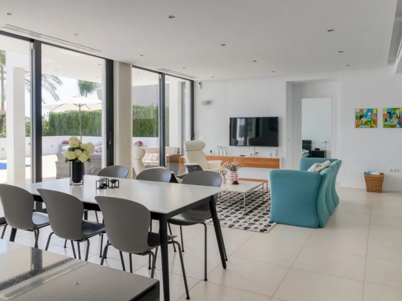 Villa for sale in , Mijas Costa with 4 bedrooms, 3 bathrooms, 1 toilet and with orientation south, with private swimming pool, private garage and private garden. Regarding property dimensions, it has 405 m² built and 963 m² plot. Has the following facilit