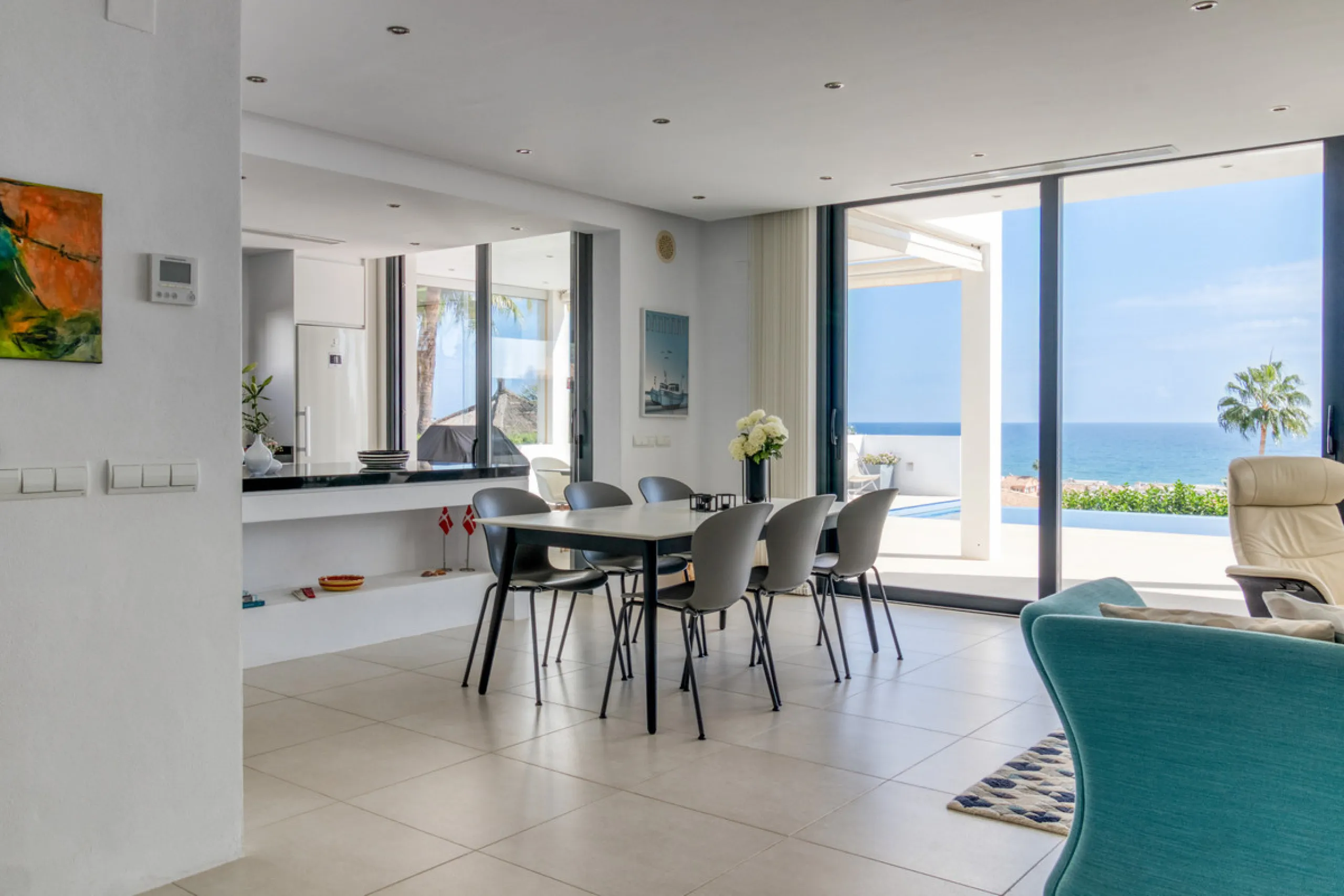 Villa for sale in , Mijas Costa with 4 bedrooms, 3 bathrooms, 1 toilet and with orientation south, with private swimming pool, private garage and private garden. Regarding property dimensions, it has 405 m² built and 963 m² plot. Has the following facilit