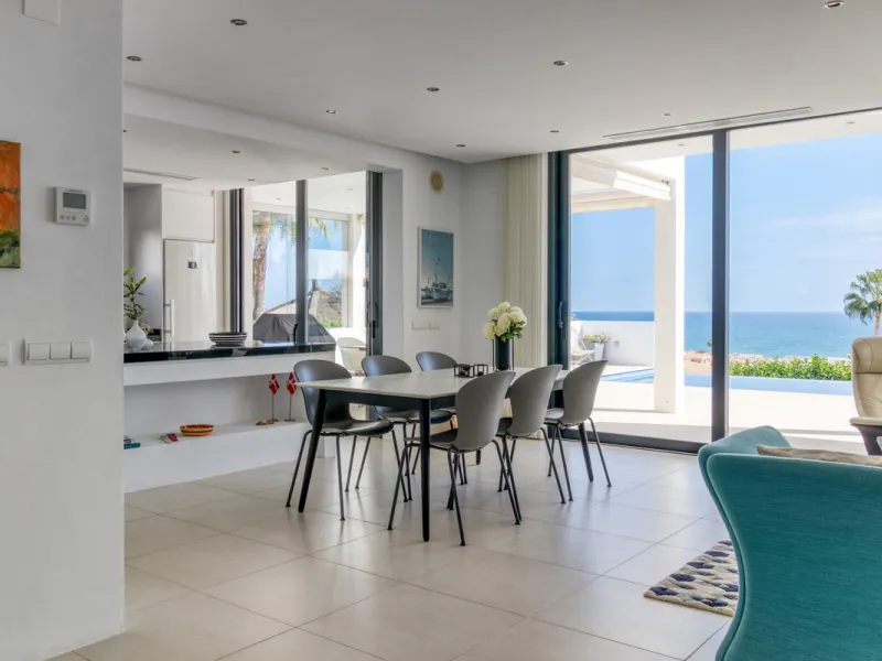 Villa for sale in , Mijas Costa with 4 bedrooms, 3 bathrooms, 1 toilet and with orientation south, with private swimming pool, private garage and private garden. Regarding property dimensions, it has 405 m² built and 963 m² plot. Has the following facilit