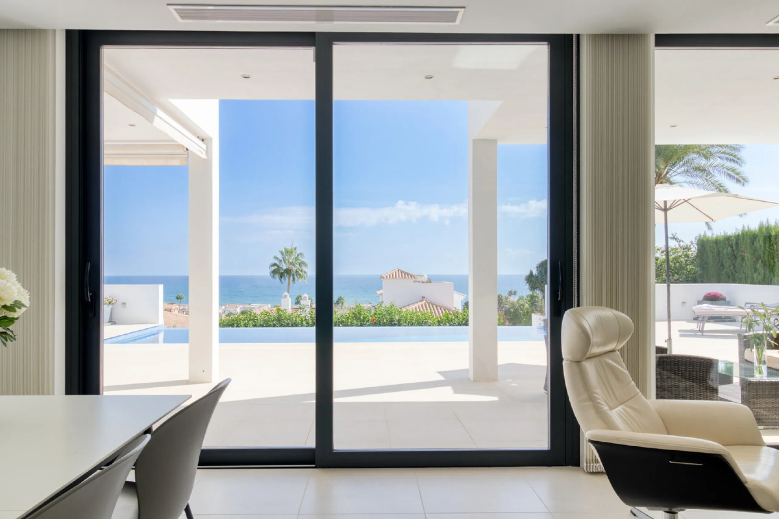 Villa for sale in , Mijas Costa with 4 bedrooms, 3 bathrooms, 1 toilet and with orientation south, with private swimming pool, private garage and private garden. Regarding property dimensions, it has 405 m² built and 963 m² plot. Has the following facilit