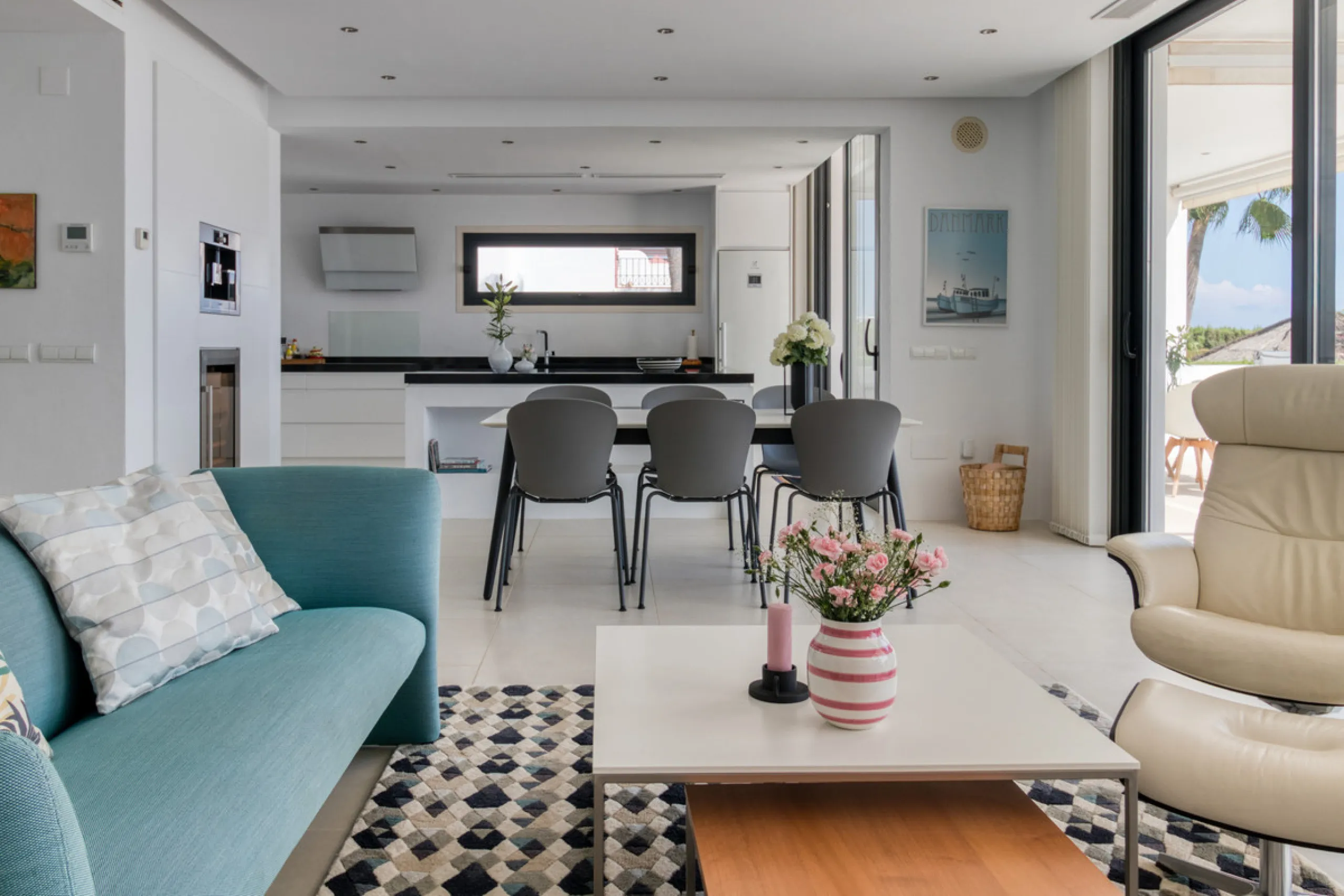 Villa for sale in , Mijas Costa with 4 bedrooms, 3 bathrooms, 1 toilet and with orientation south, with private swimming pool, private garage and private garden. Regarding property dimensions, it has 405 m² built and 963 m² plot. Has the following facilit