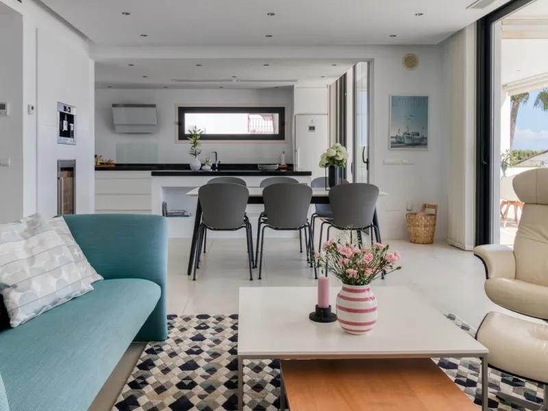 Villa for sale in , Mijas Costa with 4 bedrooms, 3 bathrooms, 1 toilet and with orientation south, with private swimming pool, private garage and private garden. Regarding property dimensions, it has 405 m² built and 963 m² plot. Has the following facilit