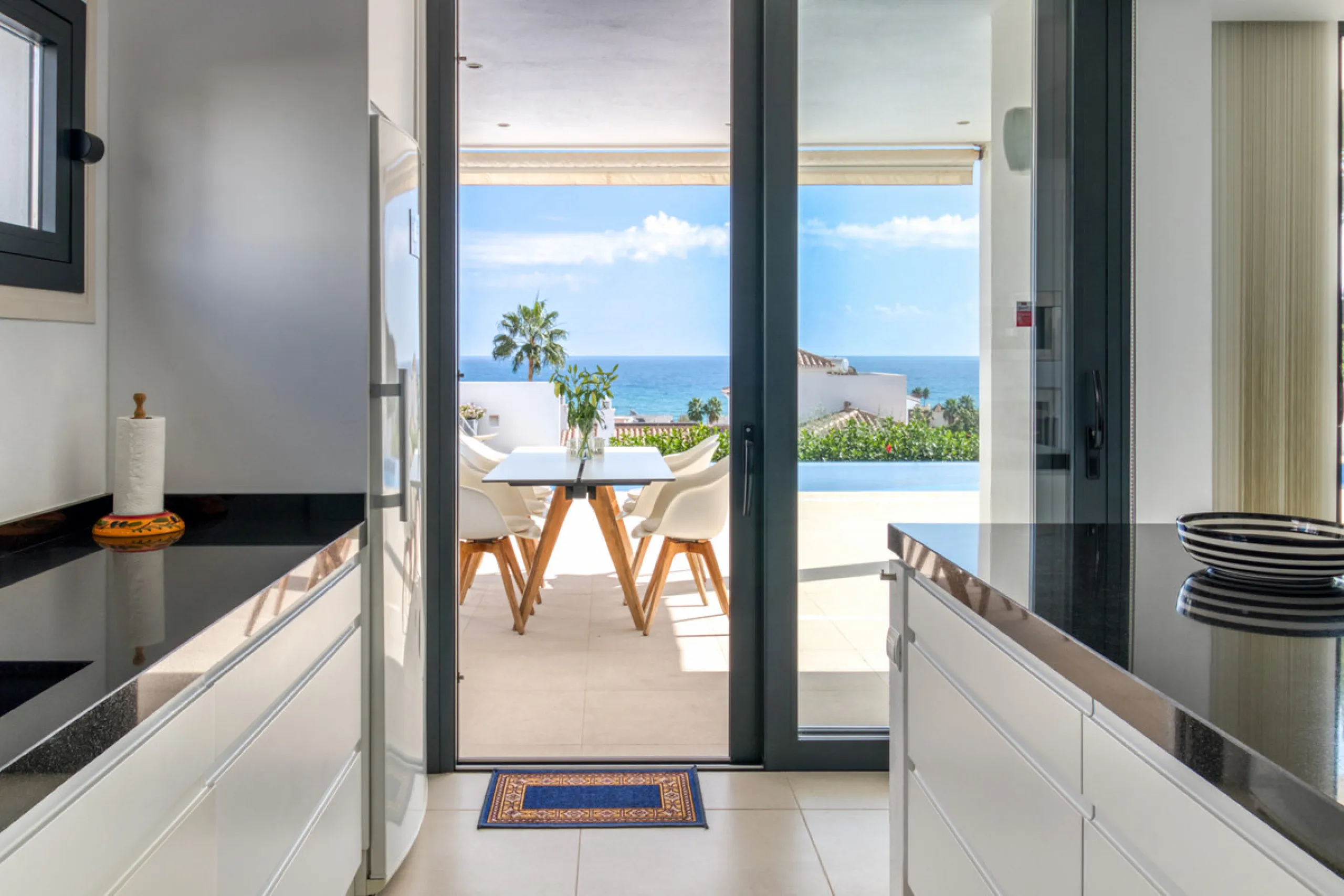 Villa for sale in , Mijas Costa with 4 bedrooms, 3 bathrooms, 1 toilet and with orientation south, with private swimming pool, private garage and private garden. Regarding property dimensions, it has 405 m² built and 963 m² plot. Has the following facilit