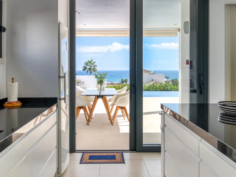Villa for sale in , Mijas Costa with 4 bedrooms, 3 bathrooms, 1 toilet and with orientation south, with private swimming pool, private garage and private garden. Regarding property dimensions, it has 405 m² built and 963 m² plot. Has the following facilit
