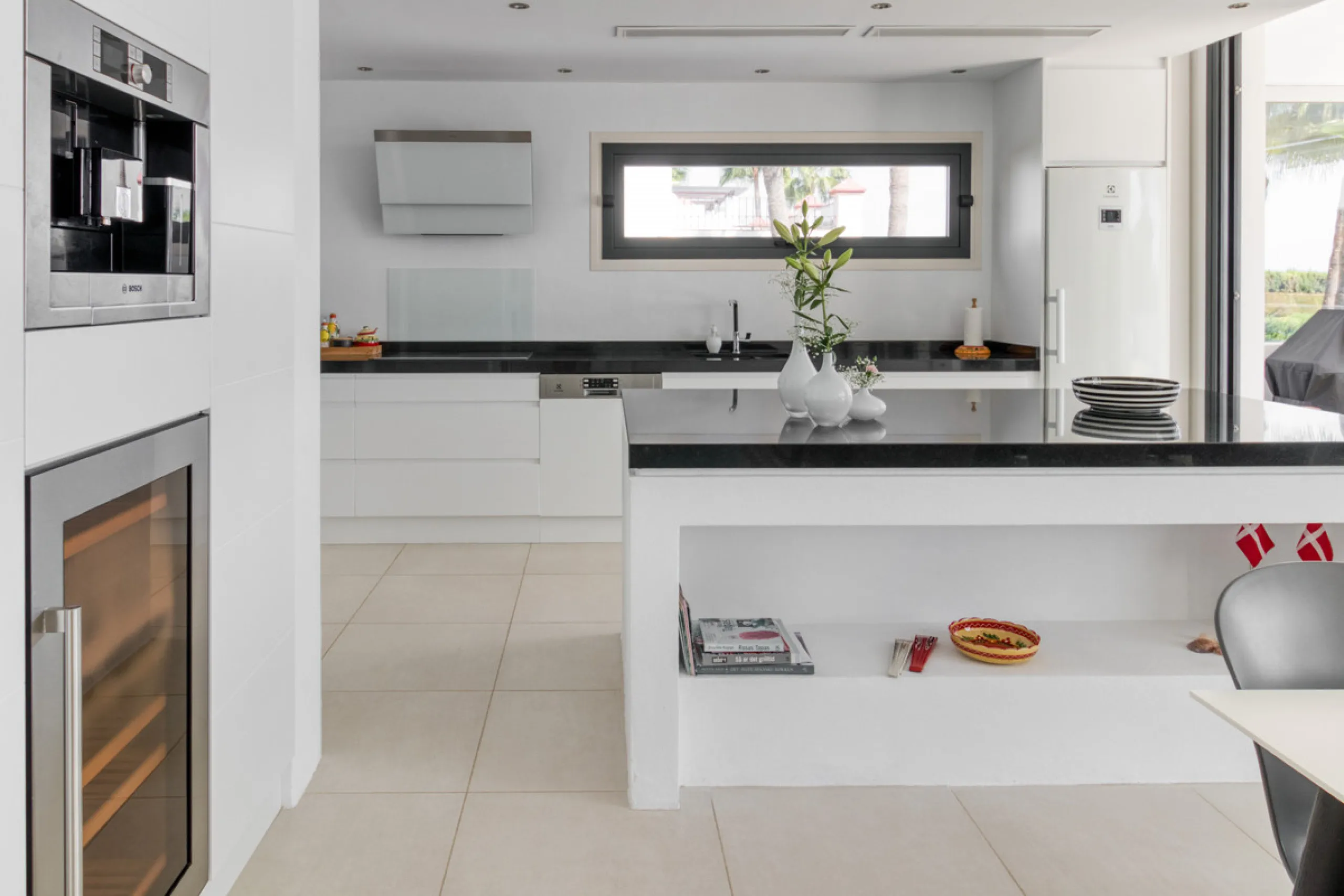 Villa for sale in , Mijas Costa with 4 bedrooms, 3 bathrooms, 1 toilet and with orientation south, with private swimming pool, private garage and private garden. Regarding property dimensions, it has 405 m² built and 963 m² plot. Has the following facilit