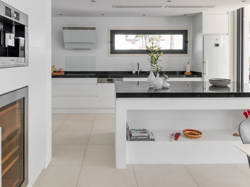 Villa for sale in , Mijas Costa with 4 bedrooms, 3 bathrooms, 1 toilet and with orientation south, with private swimming pool, private garage and private garden. Regarding property dimensions, it has 405 m² built and 963 m² plot. Has the following facilit
