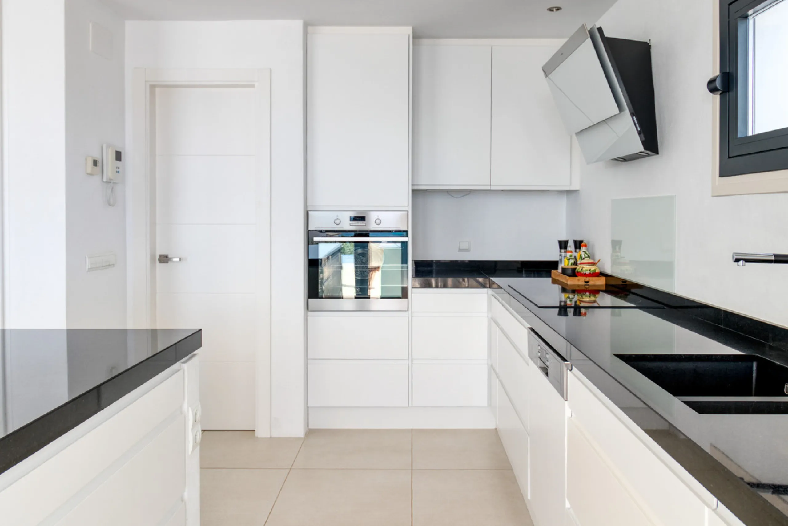 Villa for sale in , Mijas Costa with 4 bedrooms, 3 bathrooms, 1 toilet and with orientation south, with private swimming pool, private garage and private garden. Regarding property dimensions, it has 405 m² built and 963 m² plot. Has the following facilit