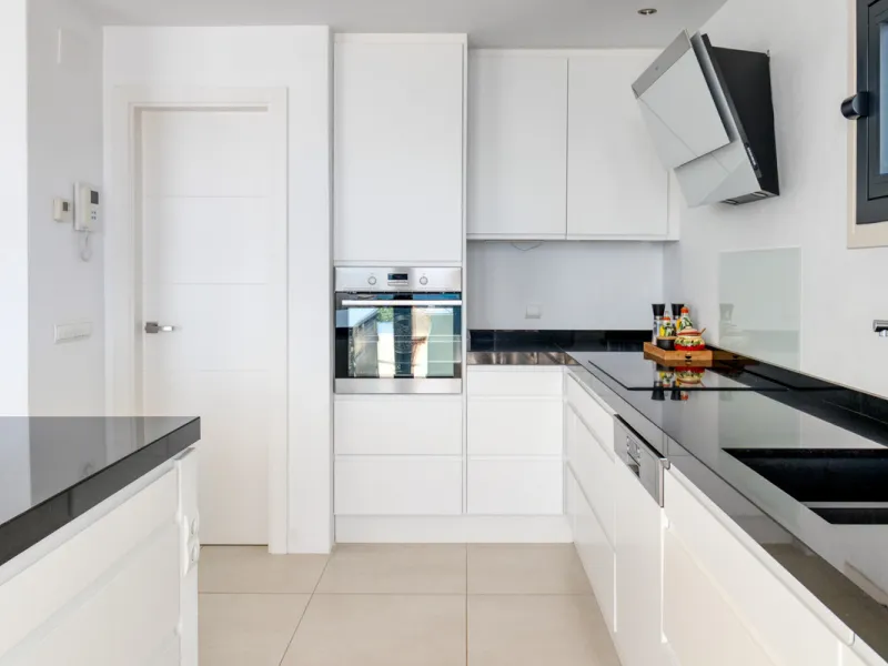 Villa for sale in , Mijas Costa with 4 bedrooms, 3 bathrooms, 1 toilet and with orientation south, with private swimming pool, private garage and private garden. Regarding property dimensions, it has 405 m² built and 963 m² plot. Has the following facilit