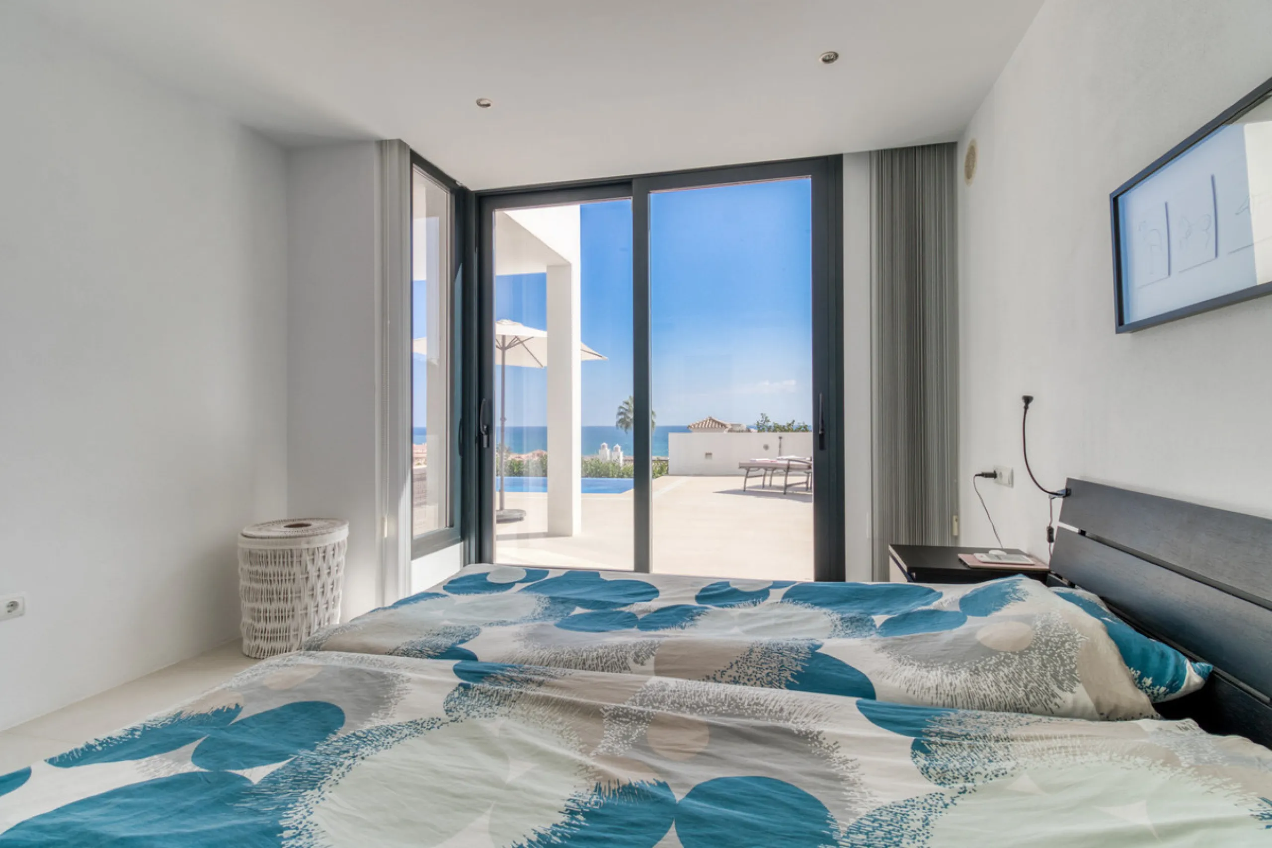 Villa for sale in , Mijas Costa with 4 bedrooms, 3 bathrooms, 1 toilet and with orientation south, with private swimming pool, private garage and private garden. Regarding property dimensions, it has 405 m² built and 963 m² plot. Has the following facilit