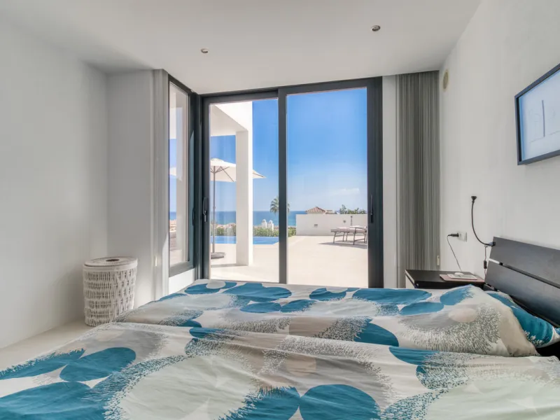 Villa for sale in , Mijas Costa with 4 bedrooms, 3 bathrooms, 1 toilet and with orientation south, with private swimming pool, private garage and private garden. Regarding property dimensions, it has 405 m² built and 963 m² plot. Has the following facilit