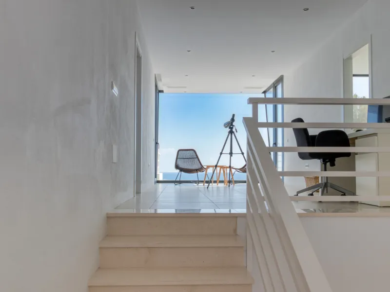 Villa for sale in , Mijas Costa with 4 bedrooms, 3 bathrooms, 1 toilet and with orientation south, with private swimming pool, private garage and private garden. Regarding property dimensions, it has 405 m² built and 963 m² plot. Has the following facilit